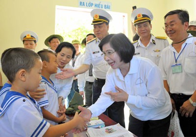 Nguyen Thi Thu Ha, Deputy Secretary of HCMC Party Committee visits children in Truong Sa Islands (Photo: SGGP) Nguyen Thi Thu Ha, Deputy Secretary of HCMC Party Committee visits children in Truong Sa Islands (Photo: SGGP)